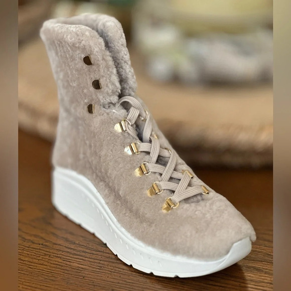 Stuart Weitzman Genuine Shearling Lace Up Booties - New in box! - Size 5 - Picture 1 of 9